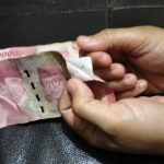 Tarik Tunai di ATM, Dosen Unhas Kisahkan dapat Uang Palsu Pecahan 100 Ribu FOTO: Uang palsu pecahan 100 ribu yang ditemukan ditemukan anak dari Prof Dr Nurhayati Rahman.