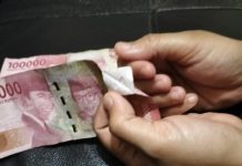Tarik Tunai di ATM, Dosen Unhas Kisahkan dapat Uang Palsu Pecahan 100 Ribu FOTO: Uang palsu pecahan 100 ribu yang ditemukan ditemukan anak dari Prof Dr Nurhayati Rahman.