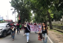Ke Presiden Prabowo, GAM Luwu Raya: PPN 12 Persen Bukan Solusi FOTO: Gerakan Aksi Mahasiswa (GAM) Luwu Raya saat menggelar aksi menolak kenaikan PPN 12% di Taman Makam Pahlawan (TMP) Palopo, Jalan Ratulangi, Salobulo, Wara Utara, Kota Palopo, Senin (23/12/2024).