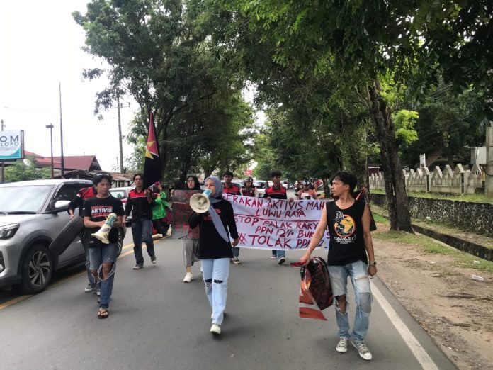 FOTO: Gerakan Aksi Mahasiswa (GAM) Luwu Raya saat menggelar aksi menolak kenaikan PPN 12% di Taman Makam Pahlawan (TMP) Palopo, Jalan Ratulangi, Salobulo, Wara Utara, Kota Palopo, Senin (23/12/2024).