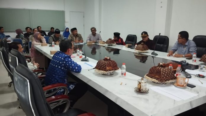 FOTO: Rapat dengar pendapat Komisi II DPRD Barru dengan puluhan Asosiasi Pedagang Pasar di Kabupaten Barru. (Istimewa)