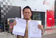 WRC Resmi Laporkan Bupati Pinrang dan Barru di KPK Soal Mal Sejahtera FOTO: Aldin Bulen Koordinator Pengawasan dan Penindakan WRC Sulawesi Selatan usai melakukan pelaporan di gedung merah putih KPK di Jakarta, Senin (30/12).