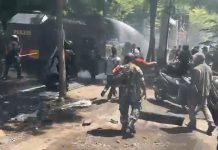 BMI Sayangkan Aksi Brutal Mahasiswa Papua di Makassar, Satu Anggota Polri Kena Lemparan Batu FOTO: Aparat kepolisian saat menghalau aksi brutal mahasiswa Papua di Makassar.
