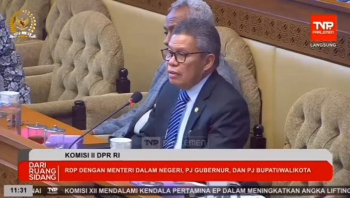 FOTO: HM Taufan Pawe saat RDP dengan DKPP, KPU dan Bawaslu RI diruang rapat Komisi II DPR RI. Kamis (5/12)