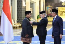Presiden Prabowo Terima Tanda Kehormatan Tertinggi dari Kerajaan Johor FOTO: Presiden Prabowo saat menerima penghargaan Darjah Kerabat Johor yang amat dihormati pangkat pertama. (Properti Facebook Prabowo Subianto)