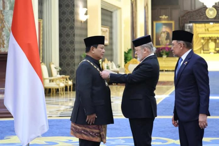 FOTO: Presiden Prabowo saat menerima penghargaan Darjah Kerabat Johor yang amat dihormati pangkat pertama. (Properti Facebook Prabowo Subianto)