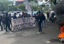 Dugaan Korupsi di PT Sulsel Andalan Energi, ProDem Gelar Aksi Unjuk Rasa FOTO: Kantor Gubernur Sulawesi Selatan (Sulsel) di Jalan Urip Sumoharjo, Panaikang, Makassar didatangi Jaringan Aktivis Pro Demokrasi (ProDem). Senin (13/1/2025)