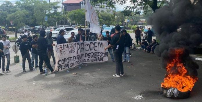 FOTO: Kantor Gubernur Sulawesi Selatan (Sulsel) di Jalan Urip Sumoharjo, Panaikang, Makassar didatangi Jaringan Aktivis Pro Demokrasi (ProDem). Senin (13/1/2025)