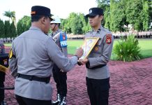 Selain Penghargaan, Kapolda Juga Pecat Anggota Polri di Mapolda di Sulsel FOTO: Kapolda Sulawesi Selatan, Irjen Pol. Yudhiawan S.H., S.I.K., M.H., M.Si., memimpin Upacara Pemberian Penghargaan dan Pemberhentian Tidak Dengan Hormat (PTDH) terhadap personel Polda Sulsel di Lapangan Upacara Mapolda Sulsel, Selasa (14/01/2025).