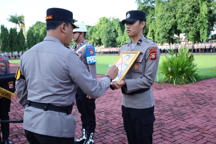 FOTO: Kapolda Sulawesi Selatan, Irjen Pol. Yudhiawan S.H., S.I.K., M.H., M.Si., memimpin Upacara Pemberian Penghargaan dan Pemberhentian Tidak Dengan Hormat (PTDH) terhadap personel Polda Sulsel di Lapangan Upacara Mapolda Sulsel, Selasa (14/01/2025).