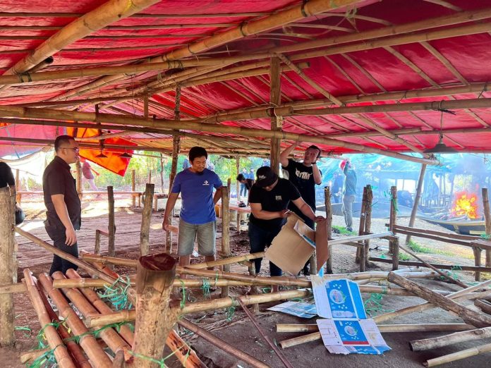 FOTO: Aparat gabungan saat membersihkan lokasi sabung ayam di di Dusun Manggai, Desa Damai, Kecamatan Tanralili, Kabupaten Maros, beberapa waktu lalu.