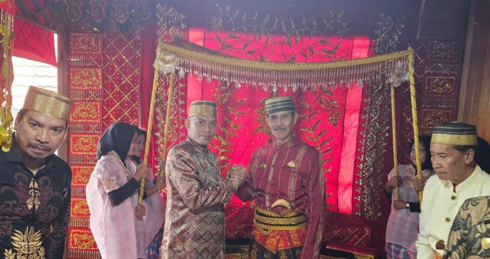 FOTO: Kanan Zulkifli Yusuf Karaeng Rani ditetapkan sebagai Karaeng Sanrobone ke 29.