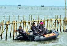 SHGB Milik Aguan di Pagar Laut Tangerang Batal Dicabut, Nusron: Aman di Dalam Garis Pantai FOTO: TNI AL membongkar pagar laut sepanjang 30 kilometer yang ditanam di pesisir laut Tangerang, Banten, Sabtu, 18 Januari 2025. (Properti Dispenal)