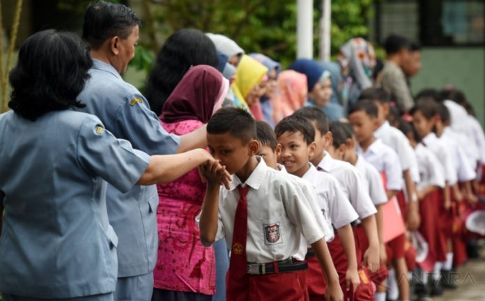 FOTO: Murid SD usai melaksanakan upacara bendera di hari Senin. (Istimewa)