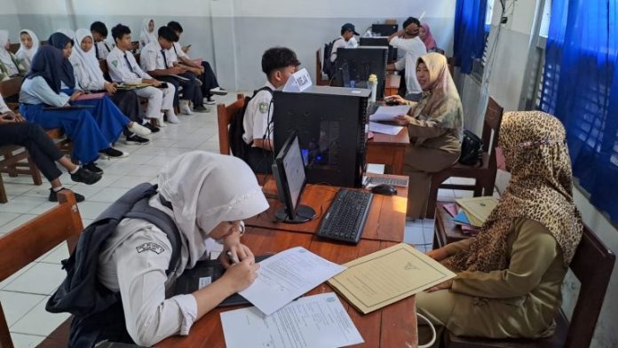 FOTO: PPDB Online Jawa Timur, Pendaftaran Siswa Didik Online Tingkat SMA Penerimaan Peserta Didik Baru (PPDB) Online di Provinsi Jawa Timur. (Istimewa)