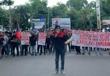 Gelar Unras di Mapolda Sulsel, GAM Desak Kapolda Copot Kapolres Enrekang FOTO: Fajar Wasis, Jenderal lapangan saat aksi di Mapolda Sulsel, Kamis (23/01/2025).