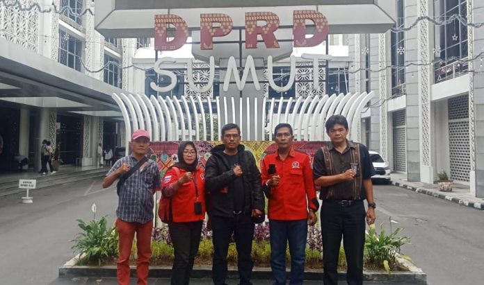 FOTO: Dinatal Lumbantobing SH Ketua DPW PWDPI Sumut bersama para pengurus.