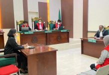 Skin Care NRL Lolos di Polda Sulsel, Wasekjen DPP KNPI: Distributornya Sudah Jadi Tersangka di Mimika FOTO: R Warga Mimika Distributor skin care NRL saat menjalani persidangan di Pengadilan Negeri Kota Timika, Kamis (17/1/0/2024). (Properti: Papua.id)