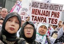 Pemerintah Resmi Hapus Pegawai Honorer di Pusat dan Daerah FOTO: Ilustrasi pegawai honorer saat menggelar aksi unjuk rasa. (Istimewa)