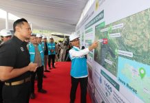 AHY Kunjungi PLTS Terbesar di Asia Tenggara FOTO: Agus Harimurti Yudhoyono Menteri Koordinator Infrastruktur dan Pembangunan Kewilayahan, Saat Berkunjung ke Pembangkit Listrik Tenaga Surya Terapung (PLTS) terbesar di Asia Tenggara berlokasi di Waduk Cirata, Provinsi Jawa Barat. Kamis pagi (6/1/2025).
