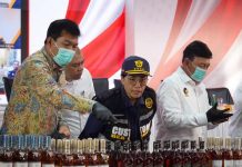 Menkeu Sebut Bea Cukai Selamat Potensi Kerugian Negara Rp820 miliar FOTO: Menkeu Sri Mulyani dan Menkopolkam Budi Gunawan saat melihat barang hasil penyelundupan di Pelabuhan Tanjung Perak, Surabaya, Jawa Timur, 5 Februari 2025. (Properti Facebook Sri Mulyani)