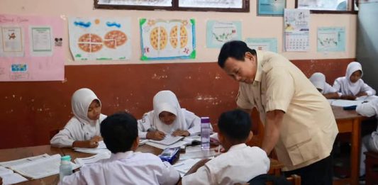 LASKAR Sulsel: Jangan Gunakan Narasi “Prosedur” untuk Tutupi Monopoli Dapur MBG FOTO: Presiden Prabowo Subianto kembali meninjau pelaksanaan Program Makan Bergizi Gratis (MBG) di SDN 1 dan SDN 2 Kedung Jaya, Bogor, Propinsi Jawa Barat. Senin, 10 Februari 2025. (Properti Facebook Presiden Prabowo Subianto)