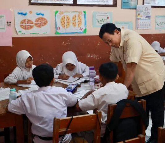 LASKAR Sulsel: Jangan Gunakan Narasi “Prosedur” untuk Tutupi Monopoli Dapur MBG FOTO: Presiden Prabowo Subianto kembali meninjau pelaksanaan Program Makan Bergizi Gratis (MBG) di SDN 1 dan SDN 2 Kedung Jaya, Bogor, Propinsi Jawa Barat. Senin, 10 Februari 2025. (Properti Facebook Presiden Prabowo Subianto)