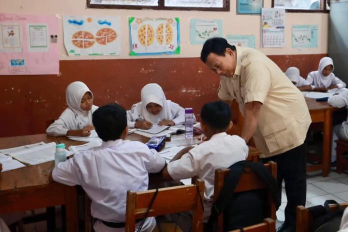 FOTO: Presiden Prabowo Subianto kembali meninjau pelaksanaan Program Makan Bergizi Gratis (MBG) di SDN 1 dan SDN 2 Kedung Jaya, Bogor, Propinsi Jawa Barat. Senin, 10 Februari 2025. (Properti Facebook Presiden Prabowo Subianto)