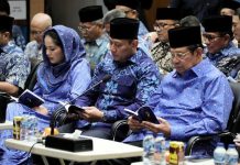 DPP Partai Demokrat Gelar Tahlil dan Do’a untuk Renville Antonio FOTO: Dari kiri Anisa Pohan, Agus Harimurti Yudhoyono dan Susilo Bambang Yudhoyono saat membacakan surah Yasin dalam kegiatan tahlil dan doa untuk mengenang 7 Hari Wafatnya Dr. H. Renville Antonio, S.H., M.H. (1977-2025), Bendahara Umum DPP Partai Demokrat. (Properti AHY)