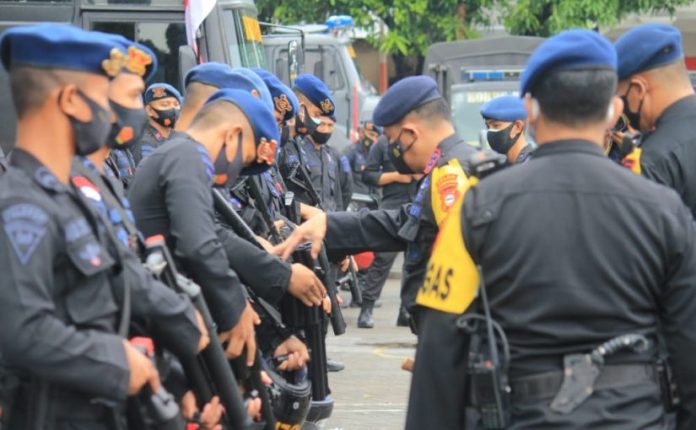 FOTO: Personil Satbrimob Polda Polda Sulsel saat menggelar apel kesiapsiagaan dalam rangka pengamanan pemilihan kepala daerah serentak di lapangan apel markas komando Batayon A Pelopor. (Istimewa)