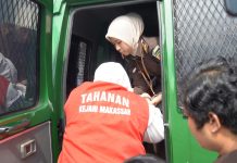 Tiga Tersangka Skincare Dijebloskan ke Rutan Makassar FOTO: MH saat digiring Jaksa Penuntut Umum ke Rutan Makassar. (Humas: Kejati Sulsel)