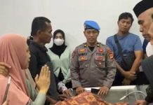 Anggota Polri Tewas, Pemuda Sinjai: Copot Kepala Bidang Pemberantasan BNNP Sulsel FOTO: Kiri Tenri Ismawanti (Hijab Coklat muda) istri dari BRIPKA Arham saat berada di ruang jenazah rumah sakit Sultan Daeng Radja Bulukumba.