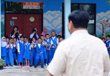 Untuk Program MBG: DAU Terpangkas Rp 15.67 Triliun, DAK Fisik Rp 18.30 T FOTO: Presiden Prabowo Subianto saat meninjau pelaksanaan Program Makan Bergizi Gratis (MBG) di SD Negeri 05 Jati dan TK Negeri 02, Rawamangun, Jakarta Timur. (Properti Facebook Prabowo Subianto)