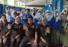 Sudah Mau Kenaikan Kelas, Siswa SMPN 1 Makassar Belum Terima Baju Seragam, Kepsek: Tinggal Kancing Baju FOTO: Kasi Penkum Kejati Sulsel, Soetarmin, SH,MH usai melaksanakan penyuluhan hukum di SMP Negeri 1 Makassar.