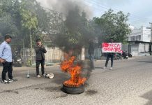 Dana Bos Ratusan Miliar, AMAT Sebut ada Temuan BPK Rp 3.8 M Desak Kejari Pinrang Bertindak FOTO: Aliansi Mahasiswa Menggugat (AMAT) saat menggelar aksi unjuk rasa di Kejaksaan Negeri Pinrang. Kamis (6/2/2025)