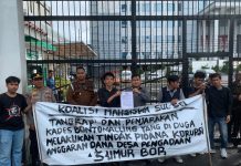 Kasus Sumur Bor di Selayar Bakal Berujung di Kejati Sulsel, Janji Bentuk Tim Investigasi FOTO: Aliansi Mahasiswa Sulsel menggelar aksi unjuk rasa di kantor Kejaksaan Tinggi Sulawesi Selatan (Sulsel) Jl. Urip Sumoharjo Km. 4, Makassar, Jumat (7/2/2025).