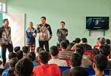 Karutan Barru Beri Wejangan ke Warga Binaan: Program Pembinaan dalam Mewujudkan Perubahan Positif FOTO: Kepala Rumah Tahanan Negara Kelas IIB Barru, Amsar, mengadakan pertemuan terbuka dengan seluruh warga binaan untuk mendengarkan harapan dan aspirasi mereka.