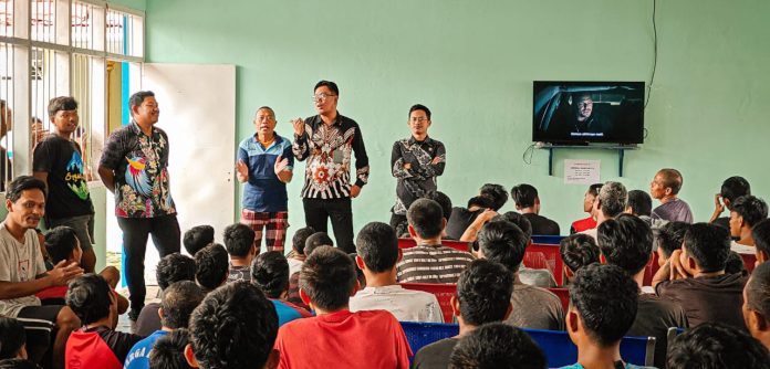 FOTO: Kepala Rumah Tahanan Negara Kelas IIB Barru, Amsar, mengadakan pertemuan terbuka dengan seluruh warga binaan untuk mendengarkan harapan dan aspirasi mereka.