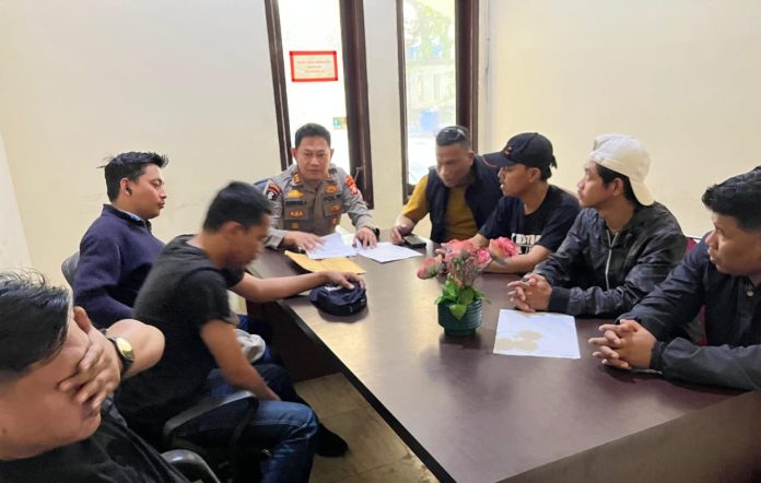 IMG-20250211-WA0167 FOTO: Forum aksi massa yang tergabung dalam beberapa organisasi di sulawesi selatan saat diterima Sentra Pelayanan Kepolisian Terpadu (SPKT) Polda Sulsel.