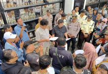 Orangtua CASIS TNI AD Unras di DPRD Sumut: Tertipu Puluhan Miliar Rupiah FOTO: Ihwan Ritonga, Ketua DPRD Sumut saat menerima ratusan orangtua siswa korban Casis TNI AD di Medan.