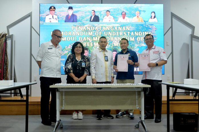 FOTO: Pj. Sekretaris Daerah Provinsi Sumatera Utara (Sumut) Effendy Pohan menyaksikan penanda tanganan Nota Kesepahaman dan Nota Kerjasama Badan Pengelola Toba Caldera UNESCO Global Geopark dengan Dewan Pengurus Pusat Komite Masyarakat Danau Toba, Universitas Pembangunan Panca Budi, dan Universitas Prima Indonesia di Ruang Rapat Kantor Bappedalitbang Sumut Jalan Diponegoro Kota Medan, Kamis (13/2). Hal ini dilakukan untuk memastikan kesiapan Danau Toba dalam mempertahankan status UNESCO Global Geopark pada Revalidasi pertengahan tahun 2025 mendatang.