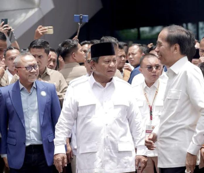 FOTO: Ketua Umum DPP PAN, Zulkifli Hasan, Prabowo Subianto dan mantan presiden RI ke 7 Joko Widodo. (Properti Facebook Zulkifli Hasan)