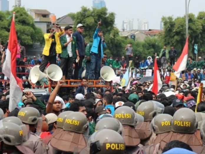 FOTO: Dokumentasi aksi demo yang pernah dilakukan mahasiswa di depan gedung DPR/MPR RI. (ANTARA/Livia Kristianti)