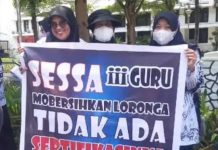 278 Guru di Makassar Salah Input Data, Sertifikasi Tak Dibayar Kemendikdasmen FOTO: Ratusan guru menggelar aksi unjuk rasa di balaikota Makassar menangis sertifikasi guru. (Hasil tangkap layar)