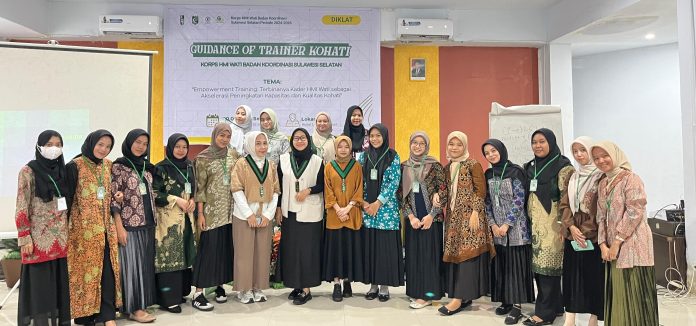 FOTO: Lili Cahyati bersama para aktivis saat mengikuti Advance Training LK III HMI BADKO Jawa Timur