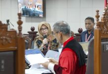 Ijazah di Ujung Tanduk, Hakim MK: Ibu Menemukan Nama Trisal? Heni: Tidak Pak FOTO: Dra. Heni Nurhayani Kepala Suku Dinas Pendidikan Wilayah II Kota Administrasi Jakarta Utara yang dihadirkan untuk memberi keterangan dalam sidang perkara perselisihan hasil pemilihan umum Walikota Kota Palopo Tahun 2024, di Ruang Sidang Gedung II MK. Senin (17/2/2025). (Humas/Teguh)