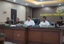 Kasus Pencurian di Pasar Sentral Pekkae Barru Berujung RJ di Kejati Sulsel FOTO: Kepala Kejaksaan Tinggi Sulawesi Selatan, Agus Salim Bersama Wakil Kepala Kejaksaan Tinggi Sulawesi Selatan, Teuku Rahman didampingi Asisten Tindak Pidana Umum Rizal Syah Nyaman, Koordinator pada Tindak Pidana Umum, Akbar dan Kasi Oharda, Alham.
