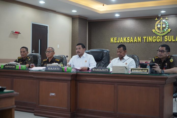 FOTO: Kepala Kejaksaan Tinggi Sulawesi Selatan, Agus Salim Bersama Wakil Kepala Kejaksaan Tinggi Sulawesi Selatan, Teuku Rahman didampingi Asisten Tindak Pidana Umum Rizal Syah Nyaman, Koordinator pada Tindak Pidana Umum, Akbar dan Kasi Oharda, Alham.