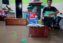Sering Jadi Langganan Banjir, Kantor Kemenag Maros Bakal di Rehab Berat FOTO: Seorang ASN Kemenag Maros mengevakuasi beberapa dokumen saat bencana banjir melanda Kabupaten Maros, Selasa (11/2/2025) lalu. (Istimewa)