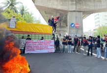GAM Kritik Kebijakan Presiden Prabowo Soal BPI Danantara dan MBG FOTO: Gerakan Aktivis Mahasiswa (GAM) melakukan aksi unjuk rasa di Pertigaan Jl. A.P Pettarani dan Hertasning, Kota Makassar, Sulawesi Selatan, Kamis, (19/02/2025).